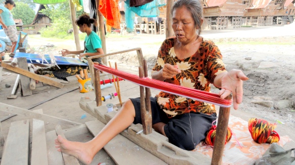 Insel Samosir im Tobasee (Sumatra): Batak Frauen weben einen Schal
