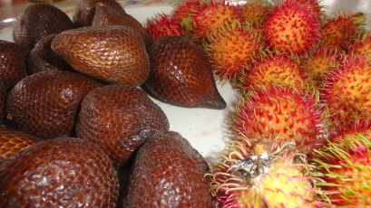 Salak (schlangenfrucht) und Rambutan (rechts).Gerade ist die Jahreszeit fuer die Fruechte, weshalb es sie in grossen Mengen ueberall zu kaufen gibt.